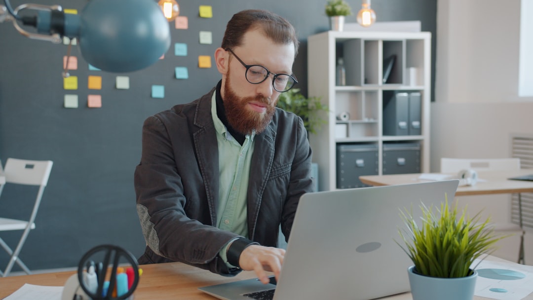 Empresario trabajando con laptop e inteligencia artificial — cómo vender a compradores que usan IA en decisiones B2B