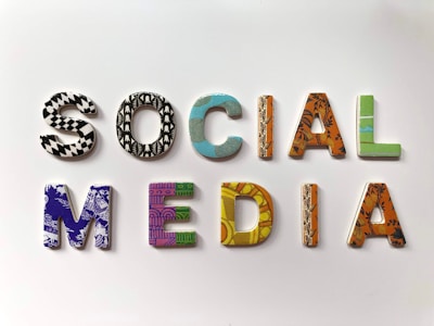 Letras coloridas de redes sociales Facebook Instagram TikTok YouTube para publicidad digital en Colombia