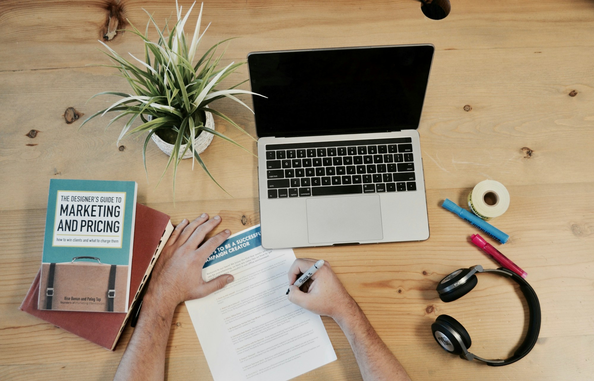 Escritorio con materiales de marketing y bloc de notas - estrategia de contenido que vende en Colombia