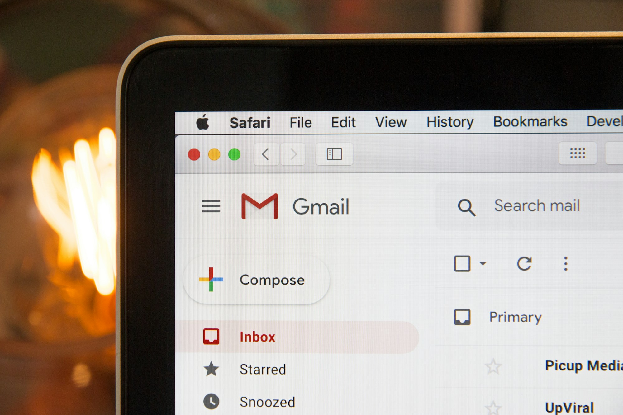 Computadora portátil con correo electrónico abierto - email marketing automatizado para PYMEs colombianas