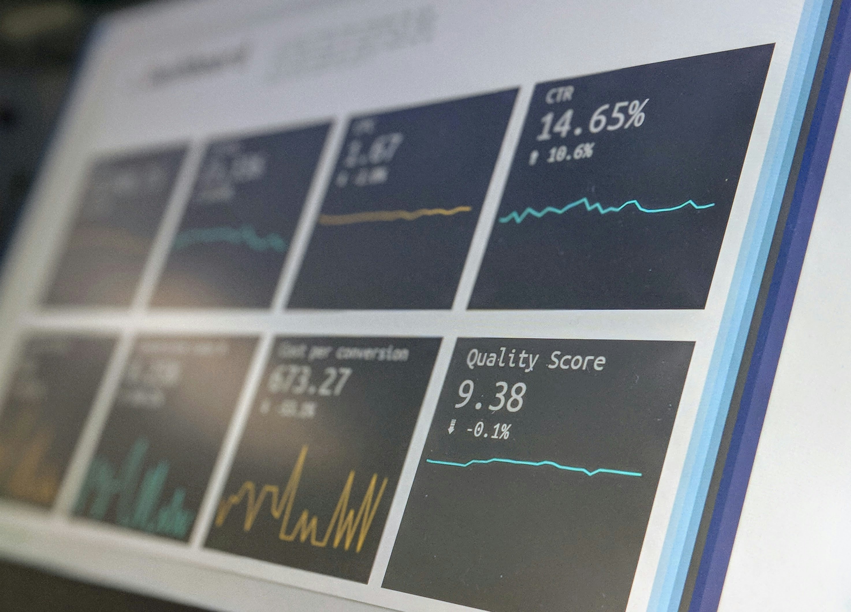 Dashboard de analytics con datos y gráficos en laptop - Google Analytics 4 empresas