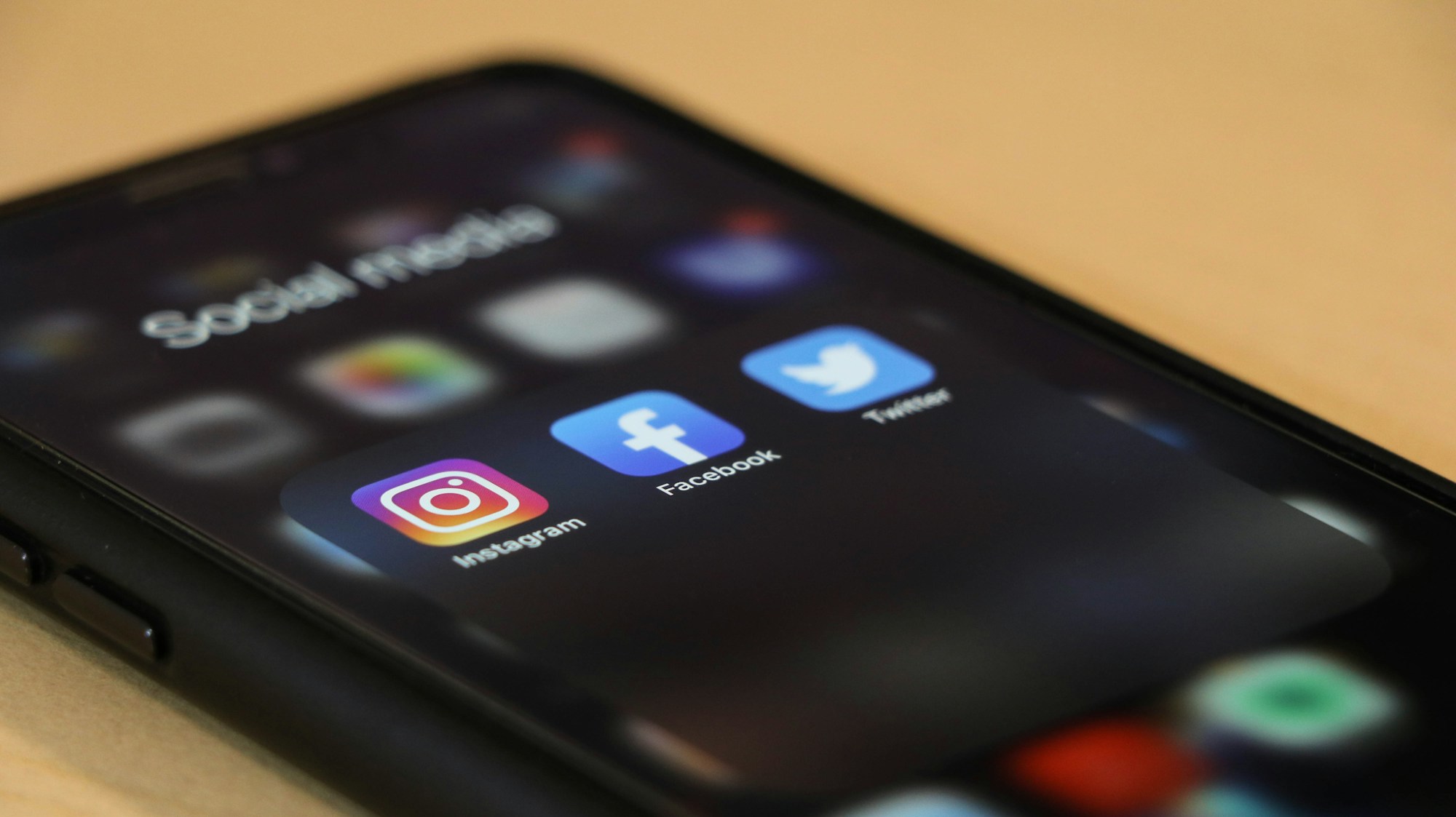 Comparativa Instagram vs TikTok para PYMEs colombianas - teléfono móvil con pantalla de Instagram