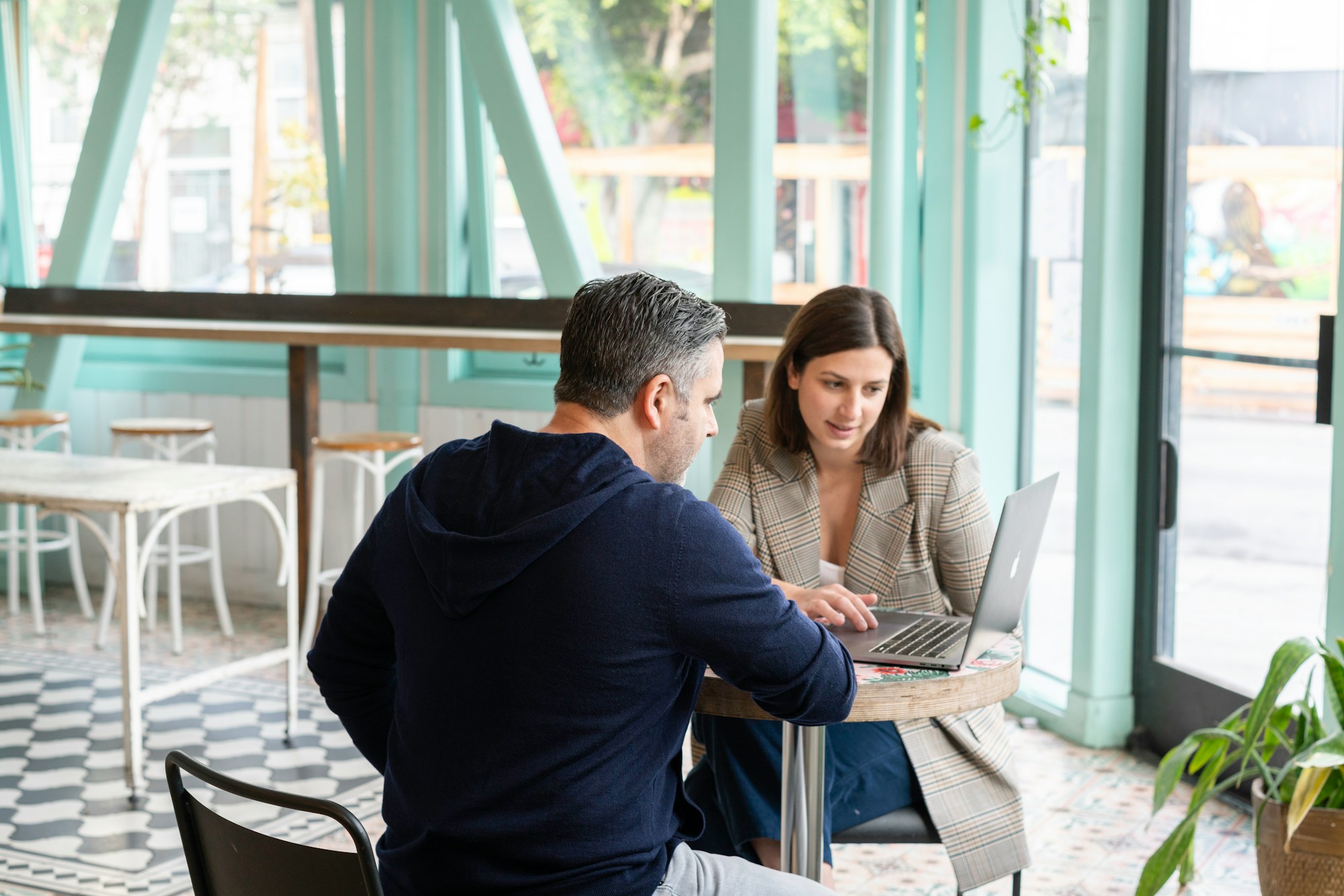Reunión de negocios con profesionales usando LinkedIn para estrategia B2B en Colombia