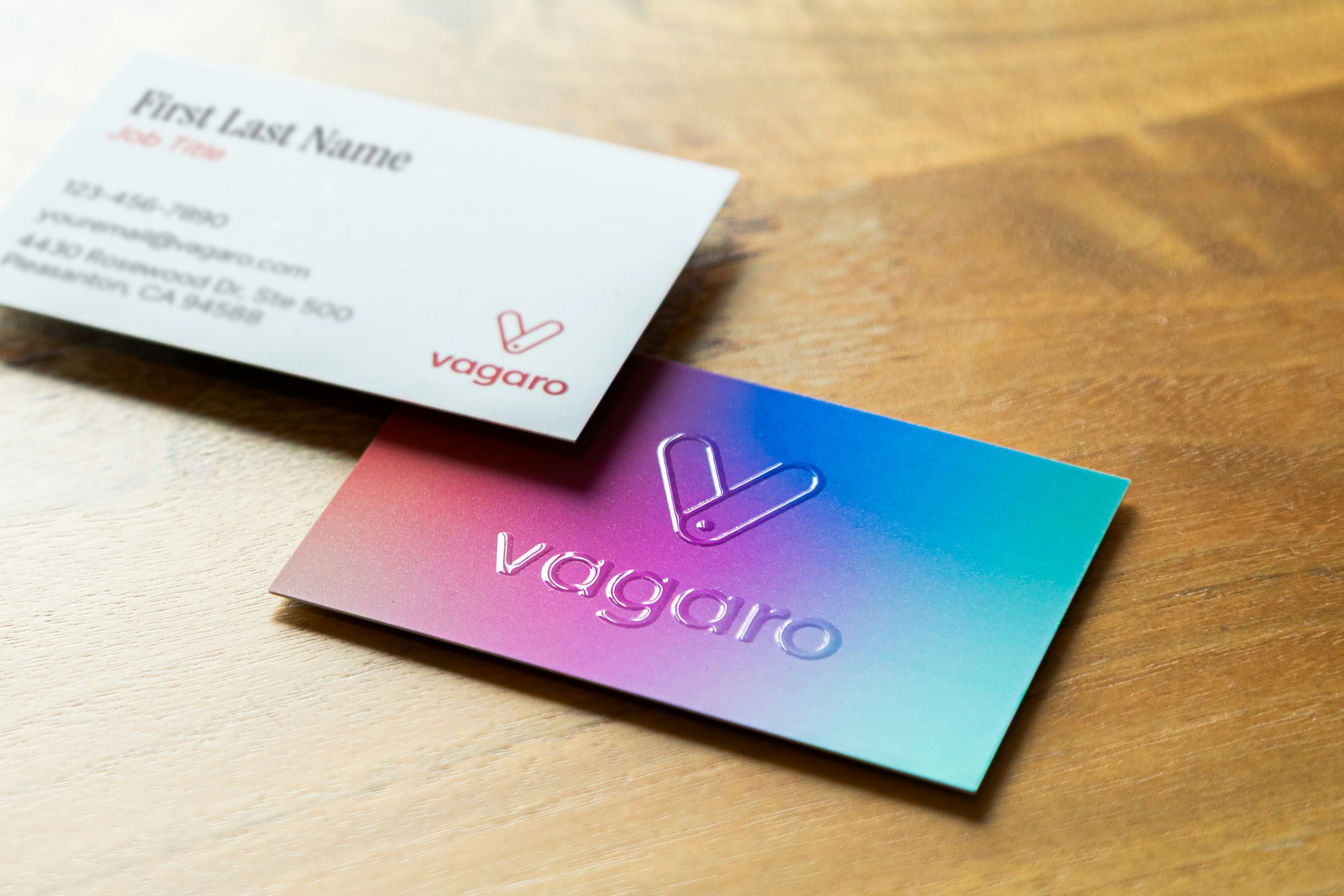 Tarjetas de presentación sobre madera - construcción de marca digital para PYMEs