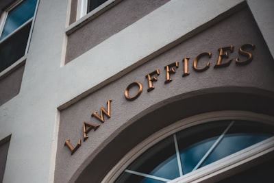 Letrero de oficina legal - marketing digital para firmas de abogados Colombia