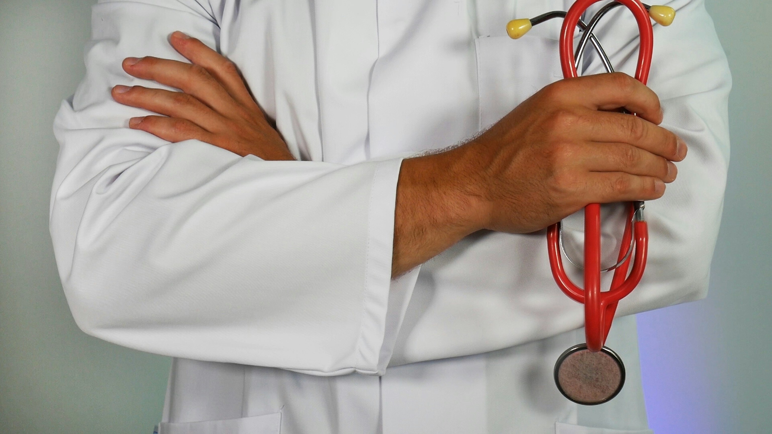 Doctor con estetoscopio rojo - marketing digital para clínicas y consultorios