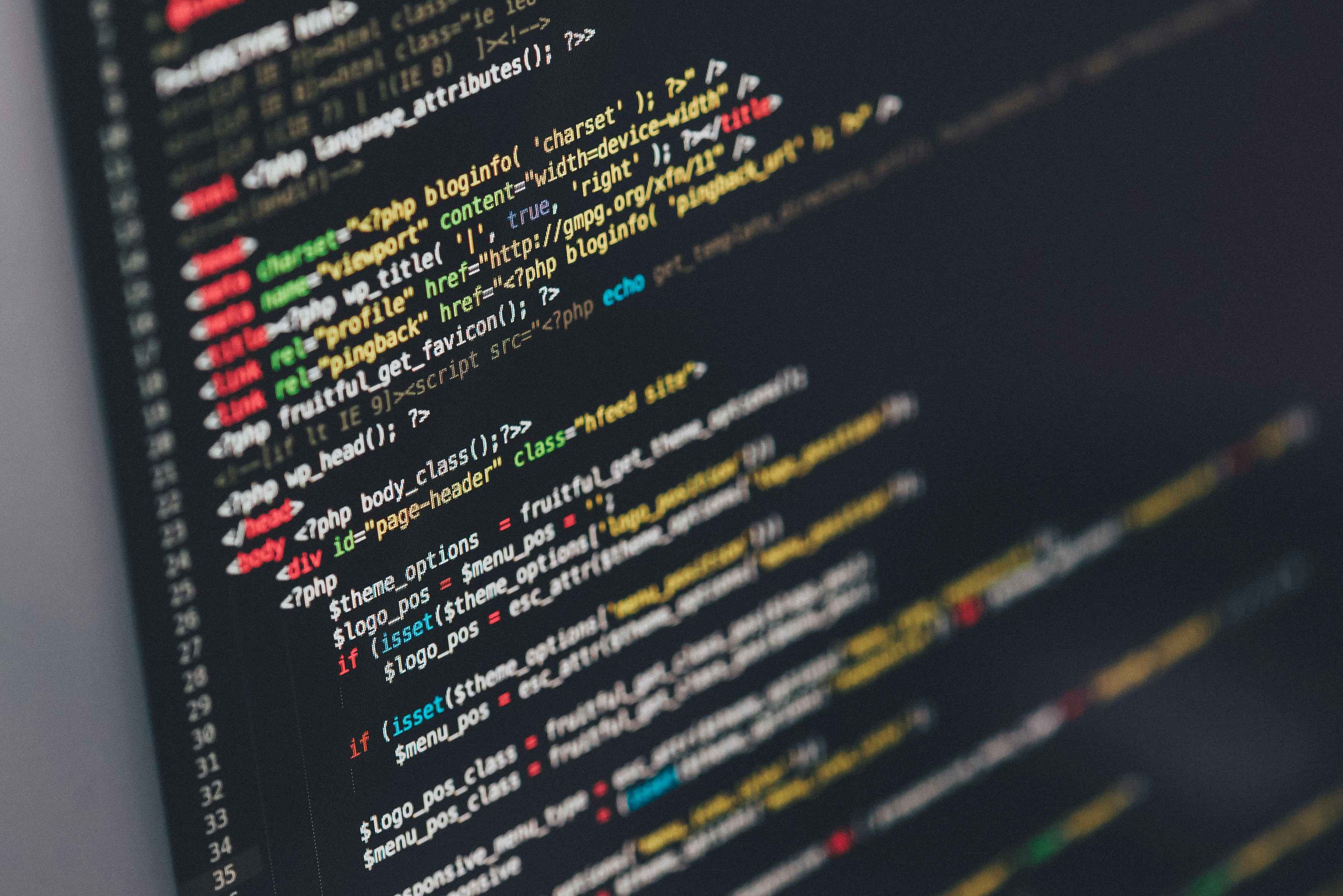 Monitor con código de programación - SEO técnico avanzado y migraciones web