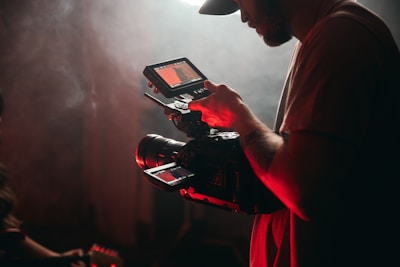 Hombre con cámara de video profesional grabando contenido para YouTube Shorts y Reels - video marketing Colombia