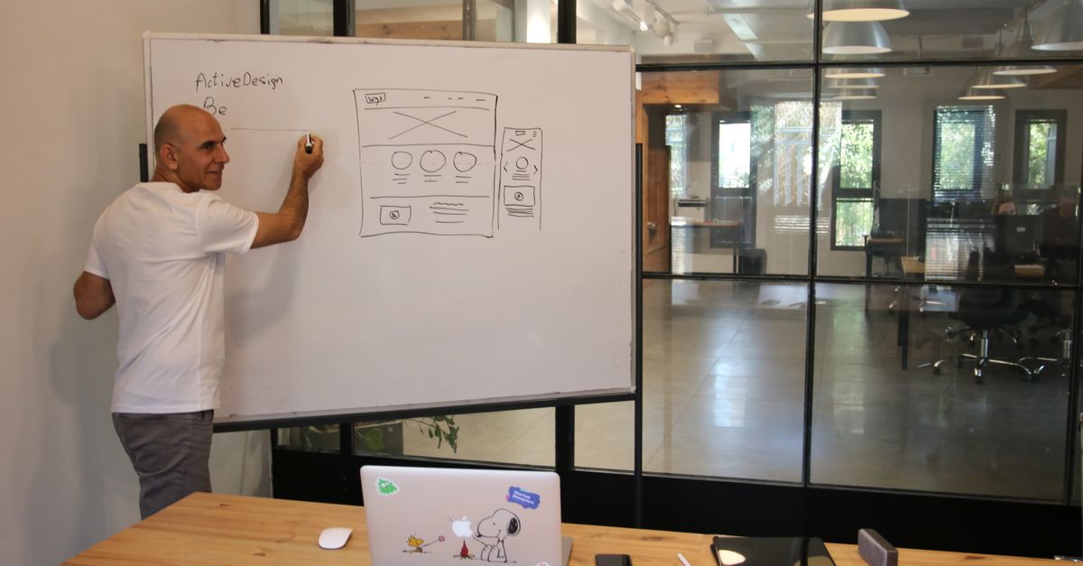 Profesional comparando opciones de proveedor para diseño web