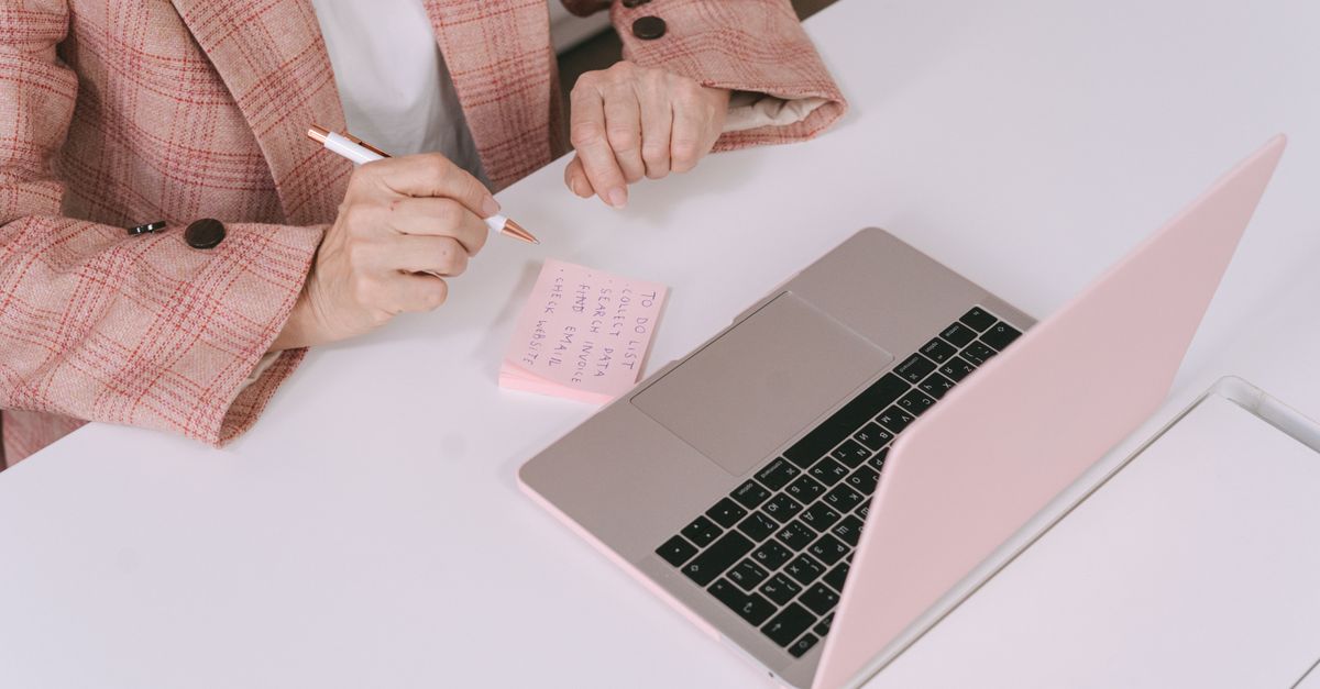 Profesional revisando un checklist para contratar un rediseño web