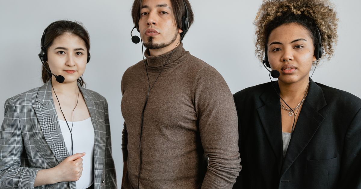 Equipo comercial gestionando contactos de proyectos inmobiliarios