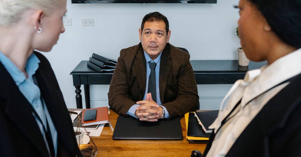 Equipo de profesionales revisando documentos en una firma legal