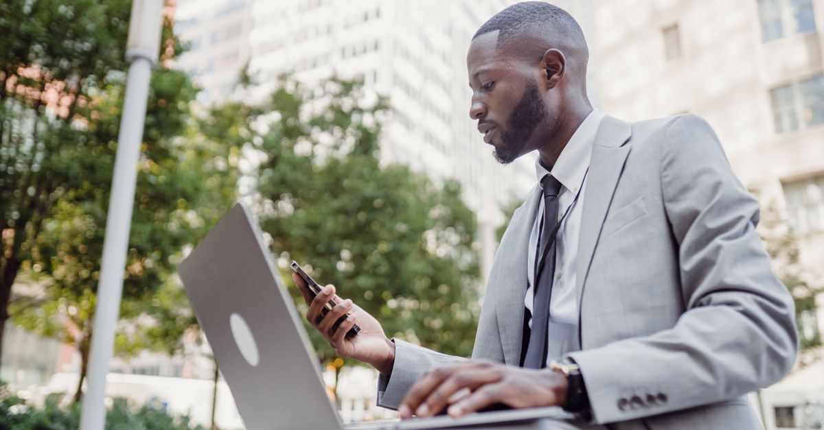 Profesional gestionando contactos comerciales B2B desde un portátil