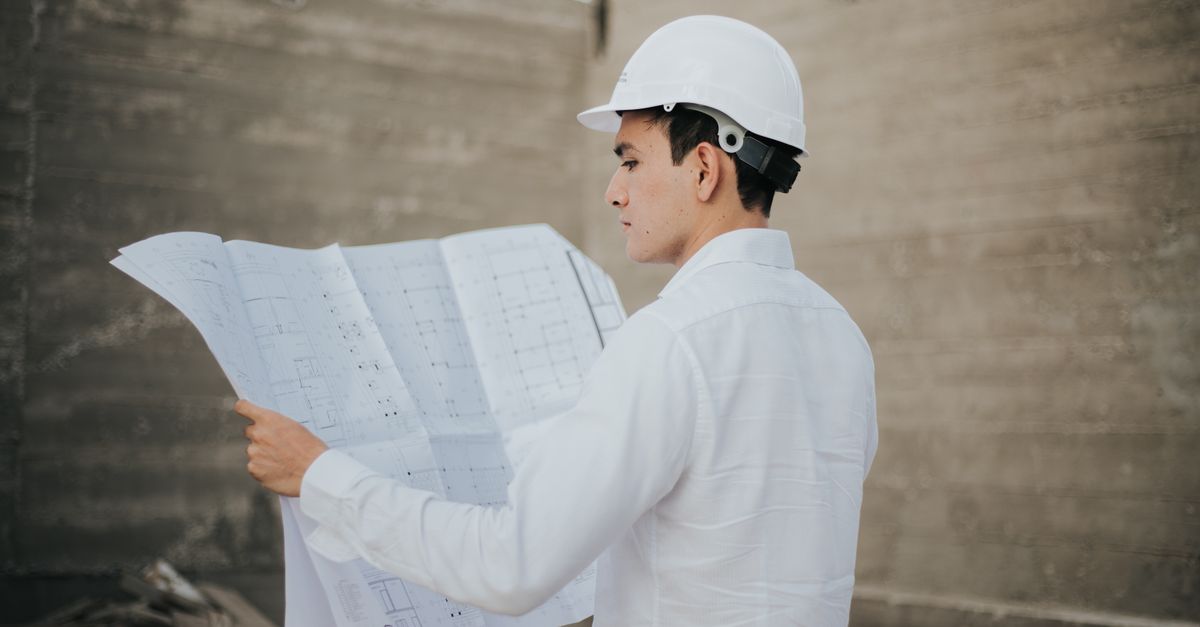 Arquitecto revisando planos para presentar proyectos de construcción