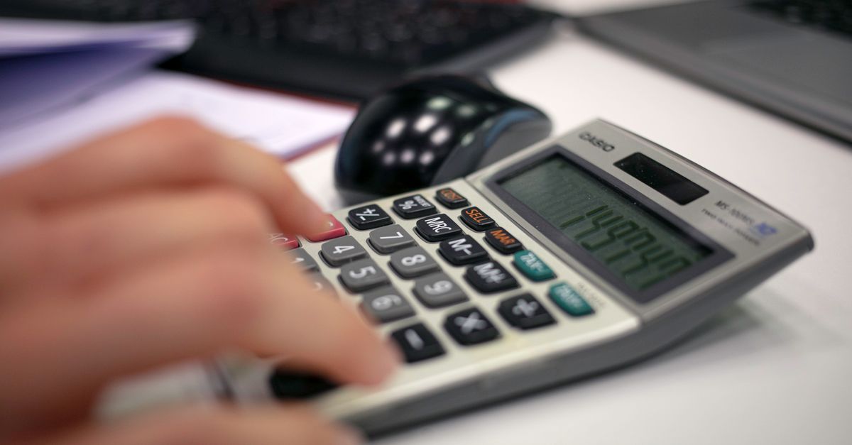 Persona calculando variables para el presupuesto de una web empresarial