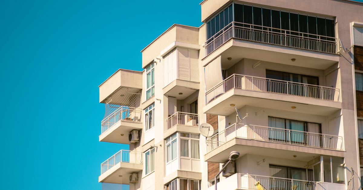 Edificio de apartamentos como referencia visual para una preventa inmobiliaria