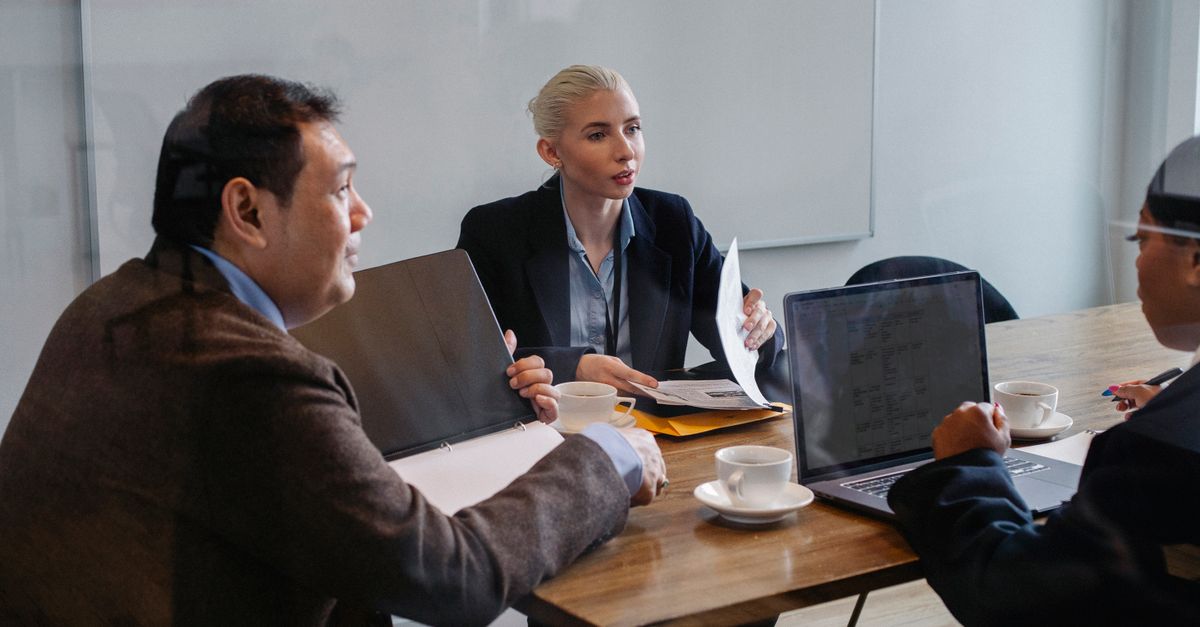 Equipo empresarial conversando sobre evidencia y resultados de un proyecto B2B