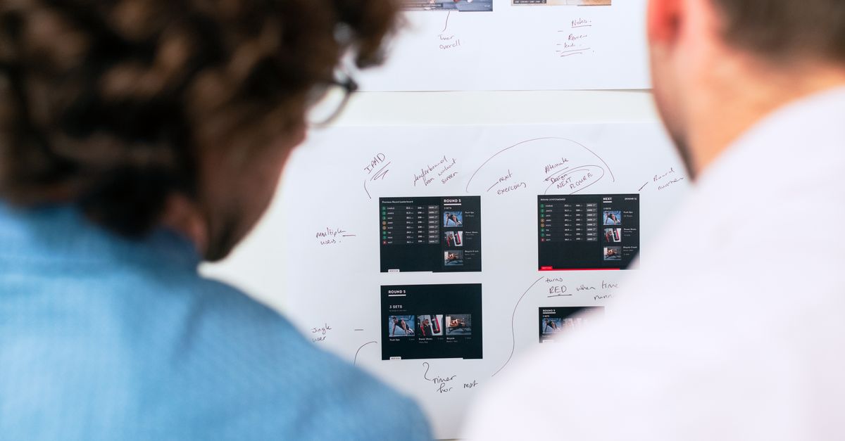 Equipo revisando la arquitectura y los datos de una página web empresarial