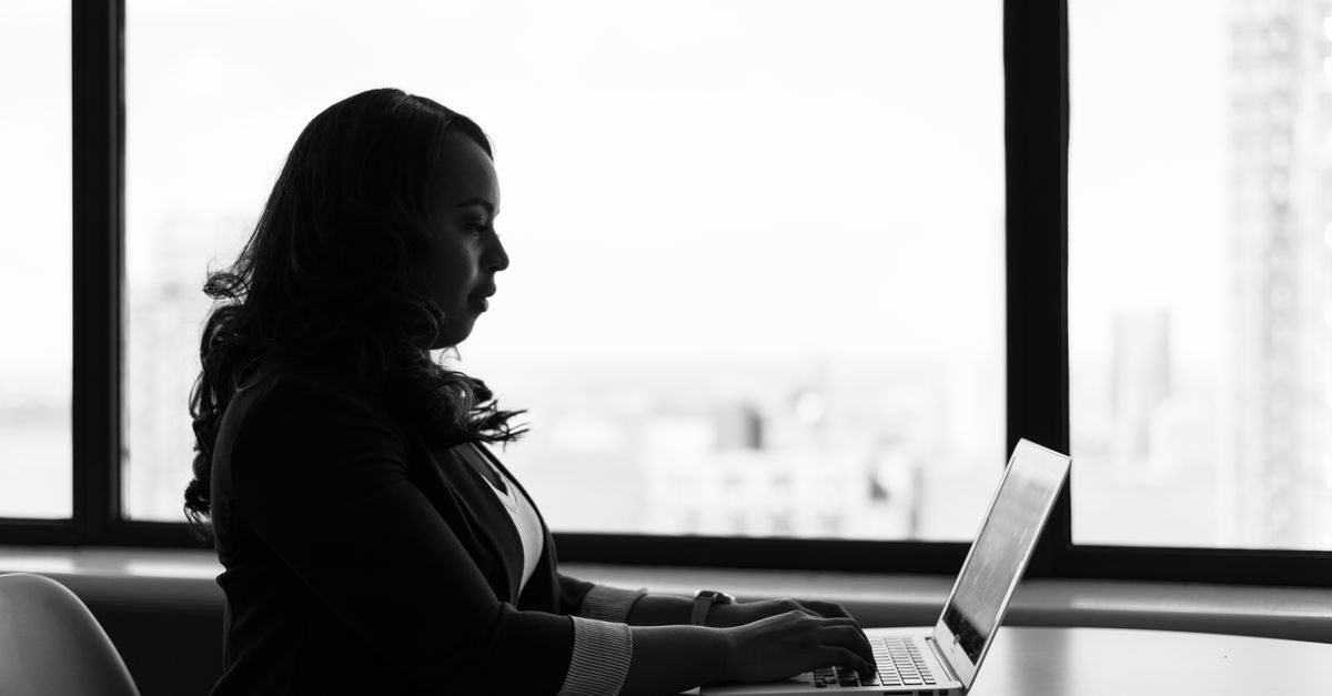 Profesional trabajando en una página web para servicios B2B